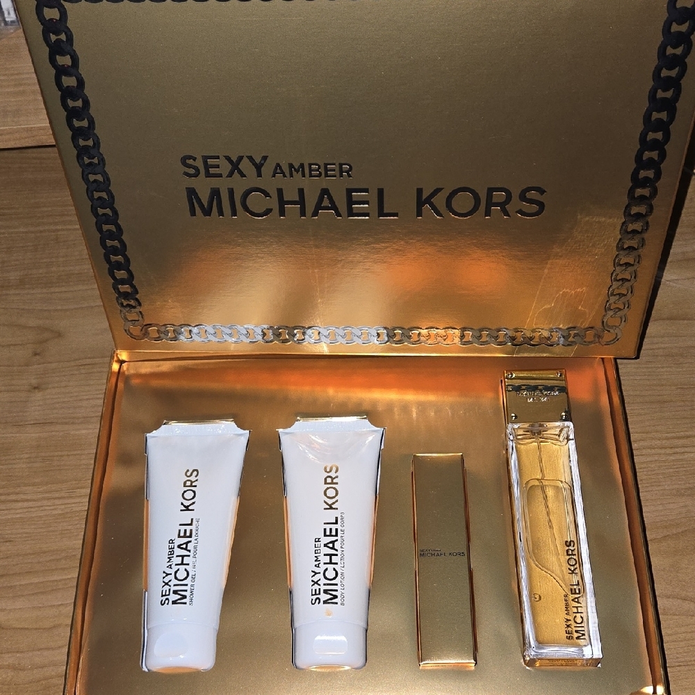 Michael Kors Sexy Amber Fragrance Set in Gold and White